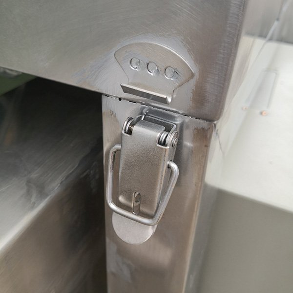 Automatic hydro dipping tank lock catch